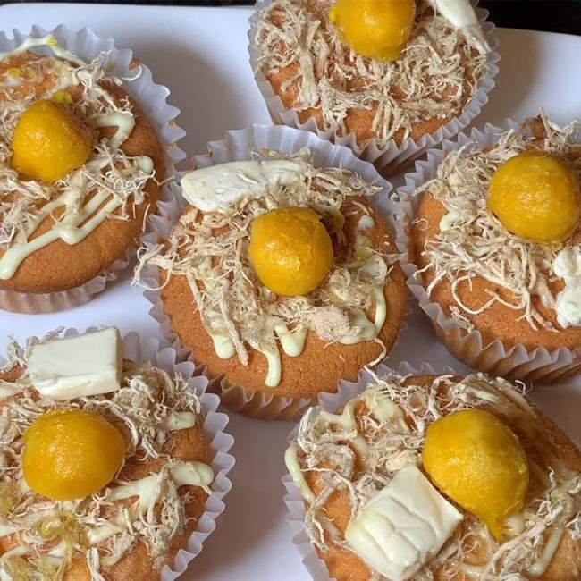 Làm bánh bông lan trứng muối ăn 