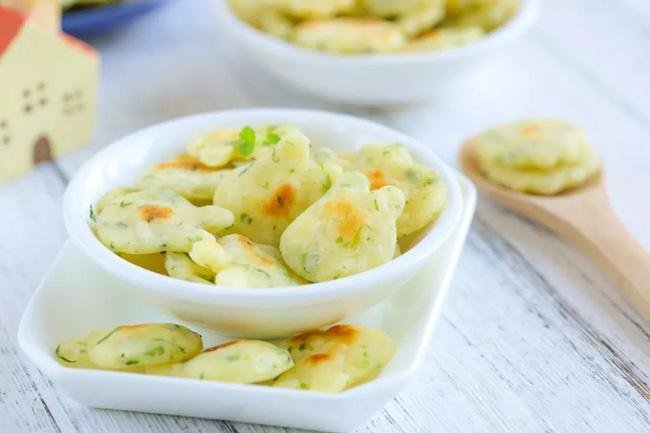 Bé thích ăn bánh gạo, mẹ đừng mua hãy làm ngay bánh gạo xốp giòn lành mạnh cho bé nhé!