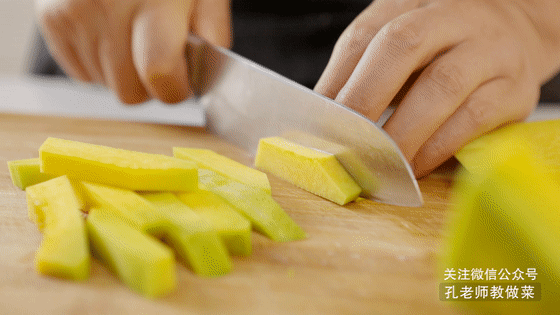 Bí đỏ chiên giòn bên ngoài, bùi ngọt bên trong, ngon không thể chối từ