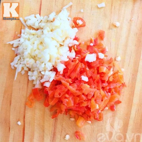 Bí kíp làm tương ớt chua cay mặn ngọt chấm nem chua rán