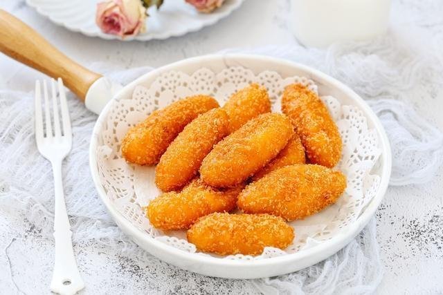 Con biếng ăn, chậm tăng cân thì các mẹ làm ngay món bánh khoai lang chiên giòn cho bé ăn mỗi tuần nhé!