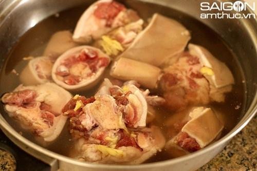 Hướng dẫn làm món lẩu đuôi bò hầm củ sen bổ dưỡng