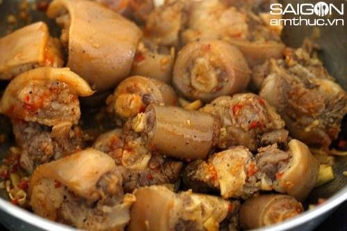 Hướng dẫn làm món lẩu đuôi bò hầm củ sen bổ dưỡng