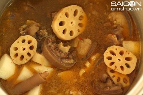 Hướng dẫn làm món lẩu đuôi bò hầm củ sen bổ dưỡng