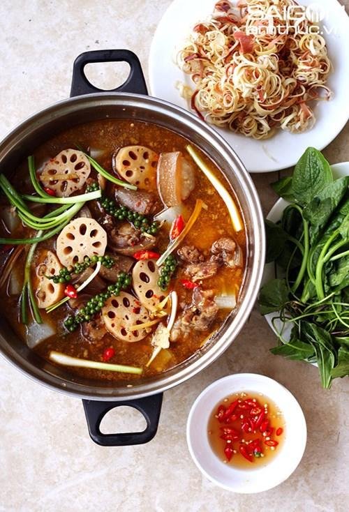 Hướng dẫn làm món lẩu đuôi bò hầm củ sen bổ dưỡng