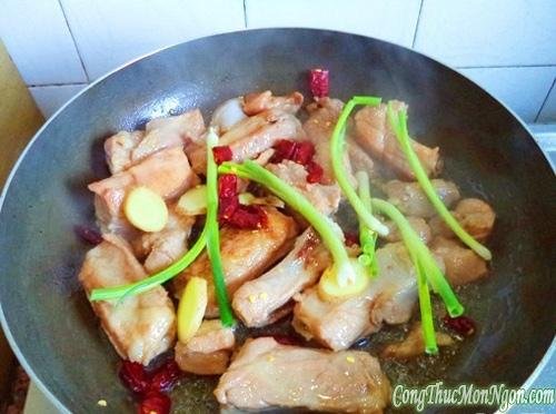 Sườn sốt tỏi cay nhìn là muốn ăn!