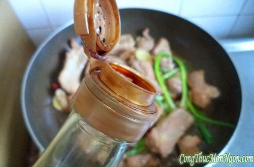 Sườn sốt tỏi cay nhìn là muốn ăn!