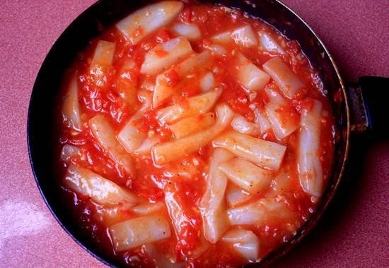 Tự làm bánh gạo sốt cay đơn giản mà ngon miệng