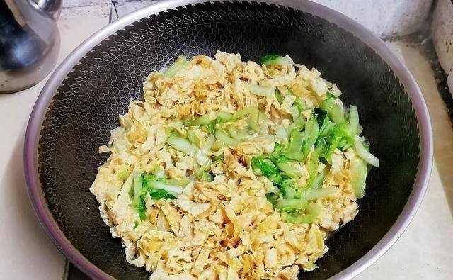 Bắp cải đem xào với thứ quen thuộc này, cả nhà bất ngờ với món lạ miệng cực ngon, gắp không ngừng đũa