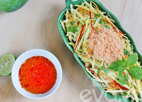 Cách làm món nộm tôm xoài chua ngọt thơm ngon cho bữa cơm ngày hè