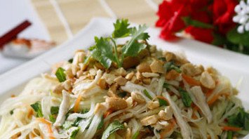 Nộm đu đủ thịt gà giòn ngon, tươi mát