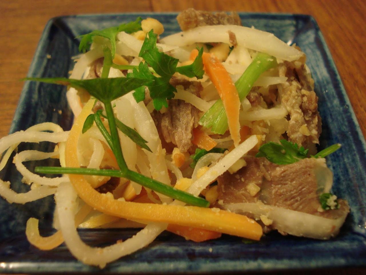Nộm su hào trộn dẻ sườn thăn bò kho
