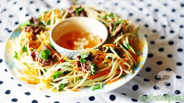 Nộm xoài thịt bò chua giòn hấp dẫn