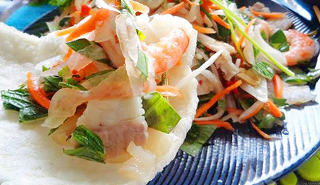 Tận dụng cùi dưa hấu làm gỏi tôm thịt thanh mát