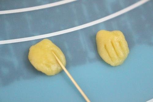 Bánh Trung thu nướng hình gà con cho bé
