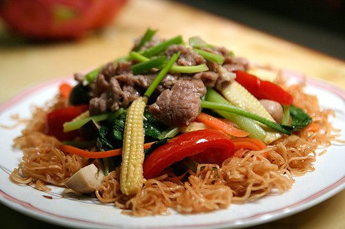 Mì không chiên Nissin xào bò cho bữa sáng