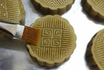 Tự làm bánh nướng nhân đậu xanh thơm bùi đón Trung thu