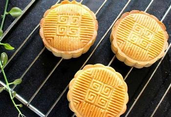 Tự làm bánh nướng nhân đậu xanh thơm bùi đón Trung thu
