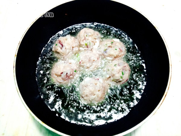 Chả mực viên giòn thơm, nhâm nhi hay ăn vặt cứ gọi là "tuyệt cú mèo"