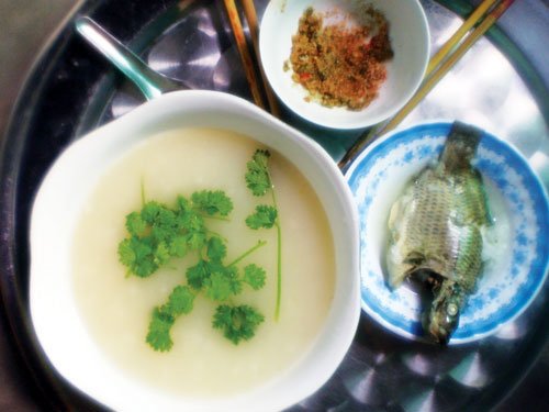 Cháo cá rô đồng vừa thổi vừa ăn