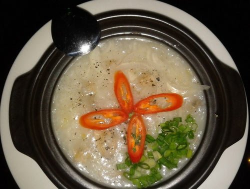 Cháo nghêu nóng hổi, cay nồng