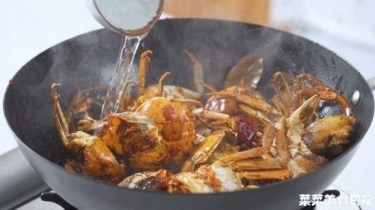 Cua biển đang rẻ, rinh vài 'em' về làm sốt cay thì ngon hết ý!