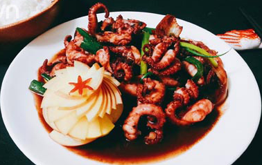 Đãi cả nhà bạch tuộc xào cay