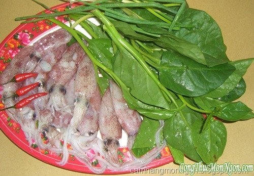 Lạ miệng mồng tơi xào mực