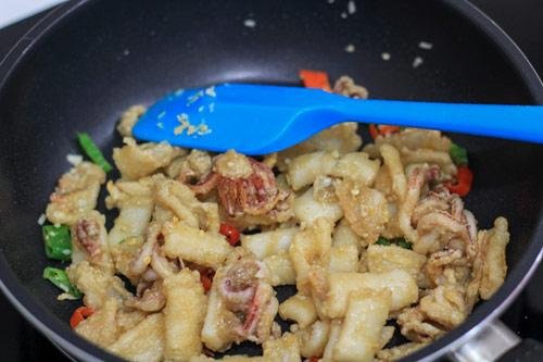 Mực xóc muối tỏi dễ làm mà hấp dẫn