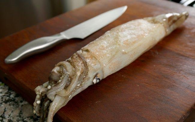 Nồi cơm cứ gọi là “bay vèo vèo” trong nháy mắt với mực xào cay