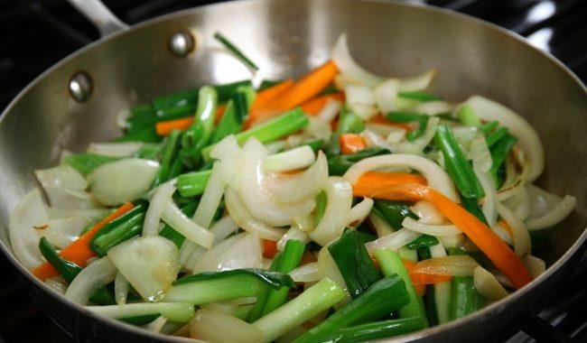 Nồi cơm cứ gọi là “bay vèo vèo” trong nháy mắt với mực xào cay