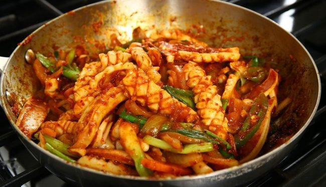 Nồi cơm cứ gọi là “bay vèo vèo” trong nháy mắt với mực xào cay