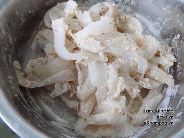 Se lạnh làm ngay mực chiên sả ớt cay cay, thơm thơm ăn với cơm nóng thì quá tuyệt