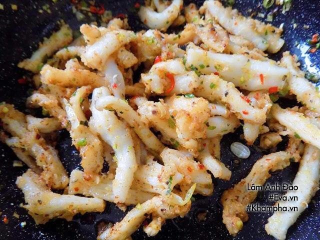 Se lạnh làm ngay mực chiên sả ớt cay cay, thơm thơm ăn với cơm nóng thì quá tuyệt
