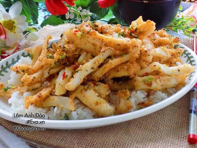 Se lạnh làm ngay mực chiên sả ớt cay cay, thơm thơm ăn với cơm nóng thì quá tuyệt