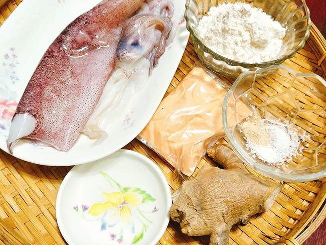Tranh thủ mát trời trổ tài làm ngay mực chiên lắc phô mai con thích, chồng mê