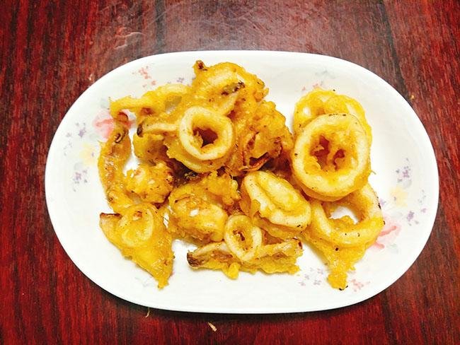 Tranh thủ mát trời trổ tài làm ngay mực chiên lắc phô mai con thích, chồng mê